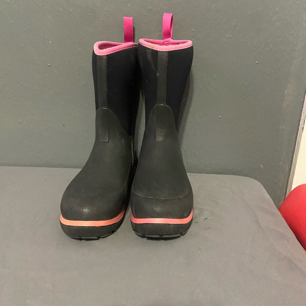 Girls muck boots youth size 4
